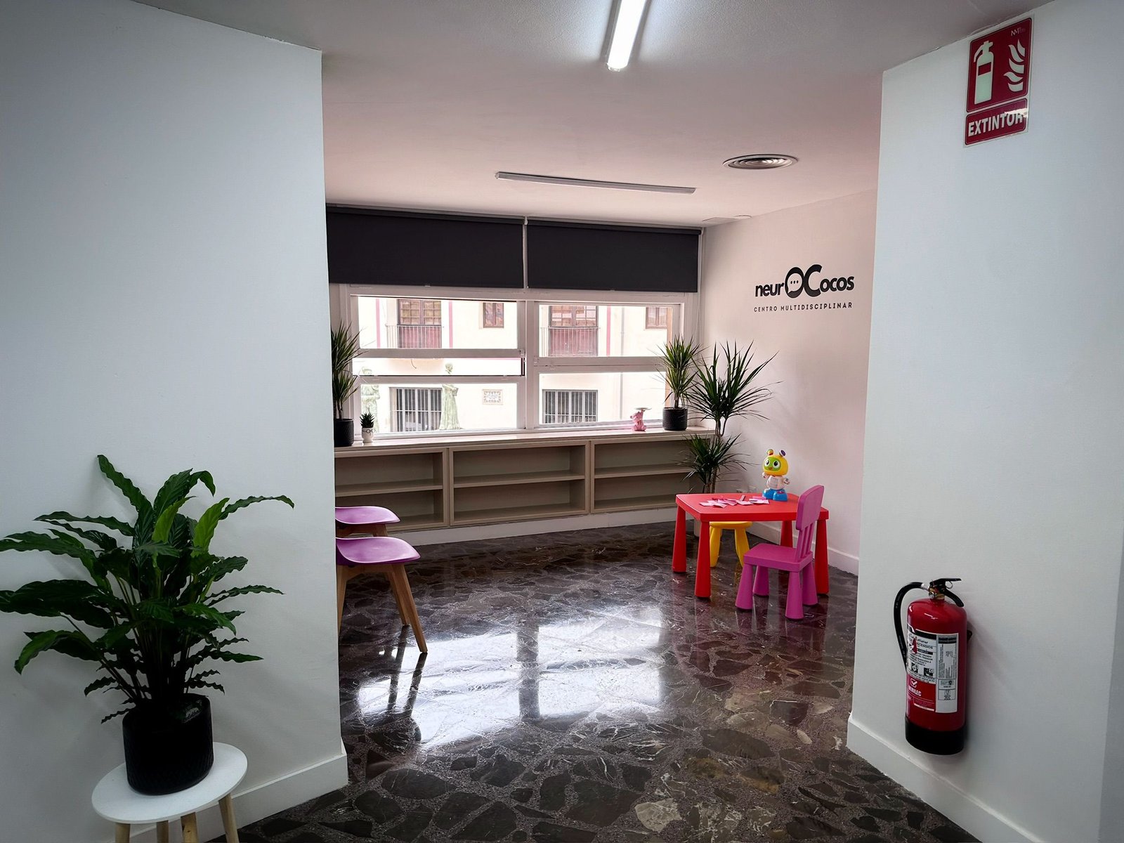 Sala de espera infantil de la consulta en Gandía